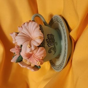 Vintage Cup with Flowers music box.